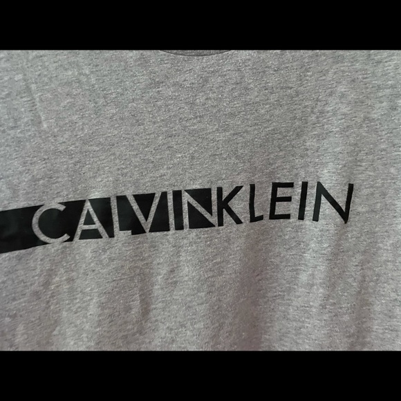 Calvin Klein long sleeve - Picture 2 of 2